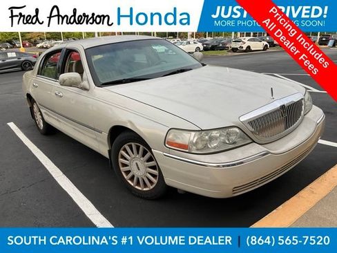 Used 2005 Lincoln Town Car Signature RWD image 1