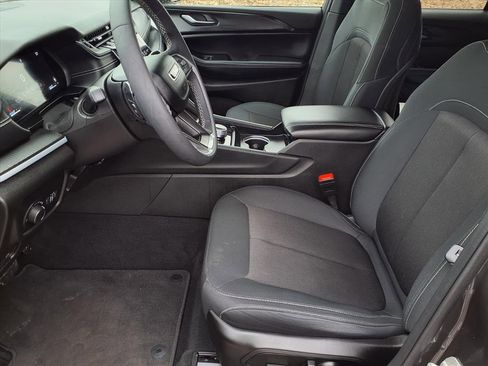 Used 2024 Jeep Grand Cherokee Laredo image 3