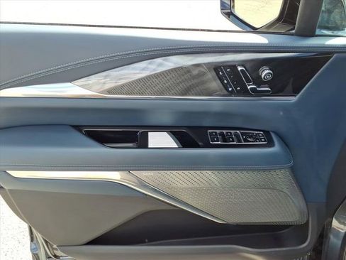 Certified 2025 Cadillac Escalade IQ Luxury 2 w/ LPO, Premium Carpet Package AWD/4WD image 18