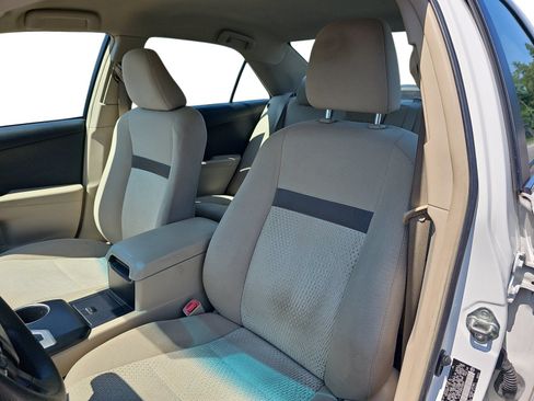 Used 2014 Toyota Camry LE FWD image 12