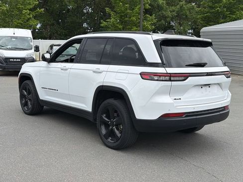 Used 2023 Jeep Grand Cherokee Altitude AWD/4WD image 11
