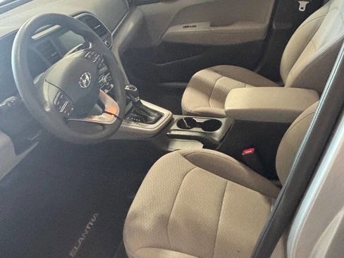 Used 2020 Hyundai Elantra SE FWD image 3