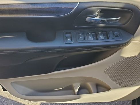 Used 2011 Chrysler Town & Country Touring image 12