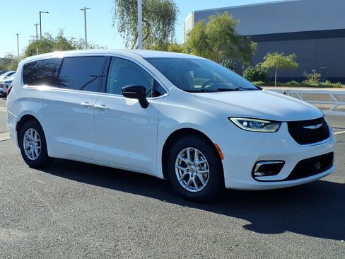 Used 2024 Chrysler Pacifica Touring-L FWD image 7