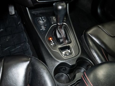 Used 2022 Jeep Cherokee Trailhawk AWD/4WD image 18