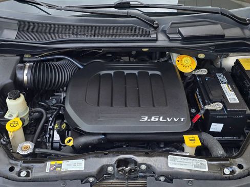 Used 2016 Chrysler Town & Country Limited FWD image 59