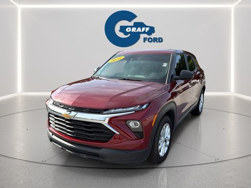 Used 2025 Chevrolet TrailBlazer LS w/ LS Convenience Package FWD image 3