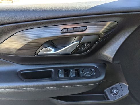 Used 2024 GMC Terrain SLT image 20