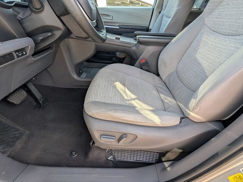 Used 2021 Toyota Sienna LE FWD image 14