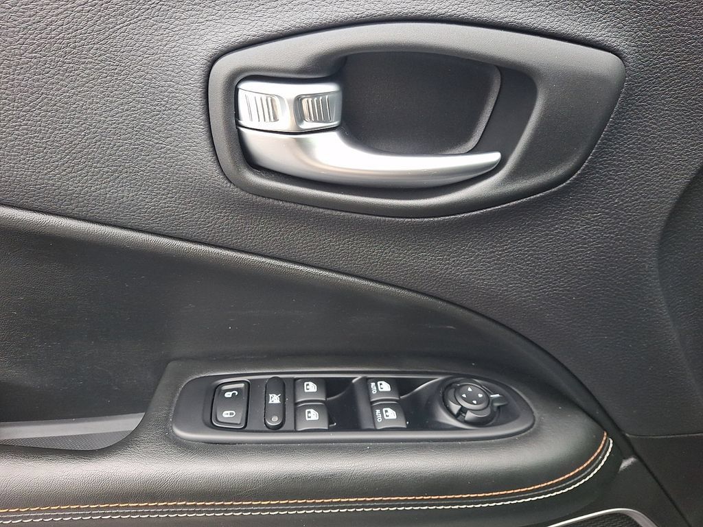 Used 2019 Jeep Compass Latitude w/ Cold Weather Group AWD/4WD image 14