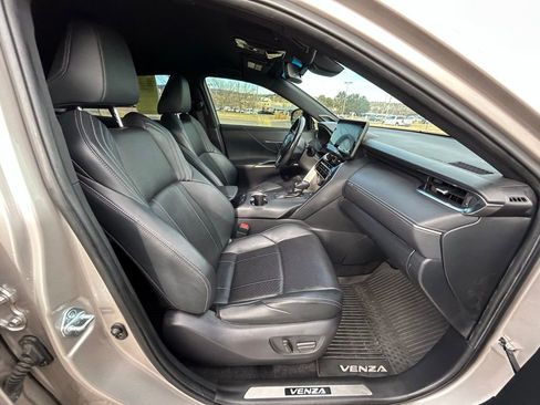 Used 2021 Toyota Venza XLE image 32