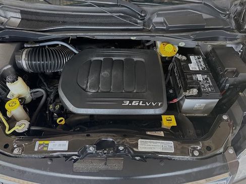 Used 2015 Chrysler Town & Country Touring-L w/ Driver Convenience Group FWD image 30