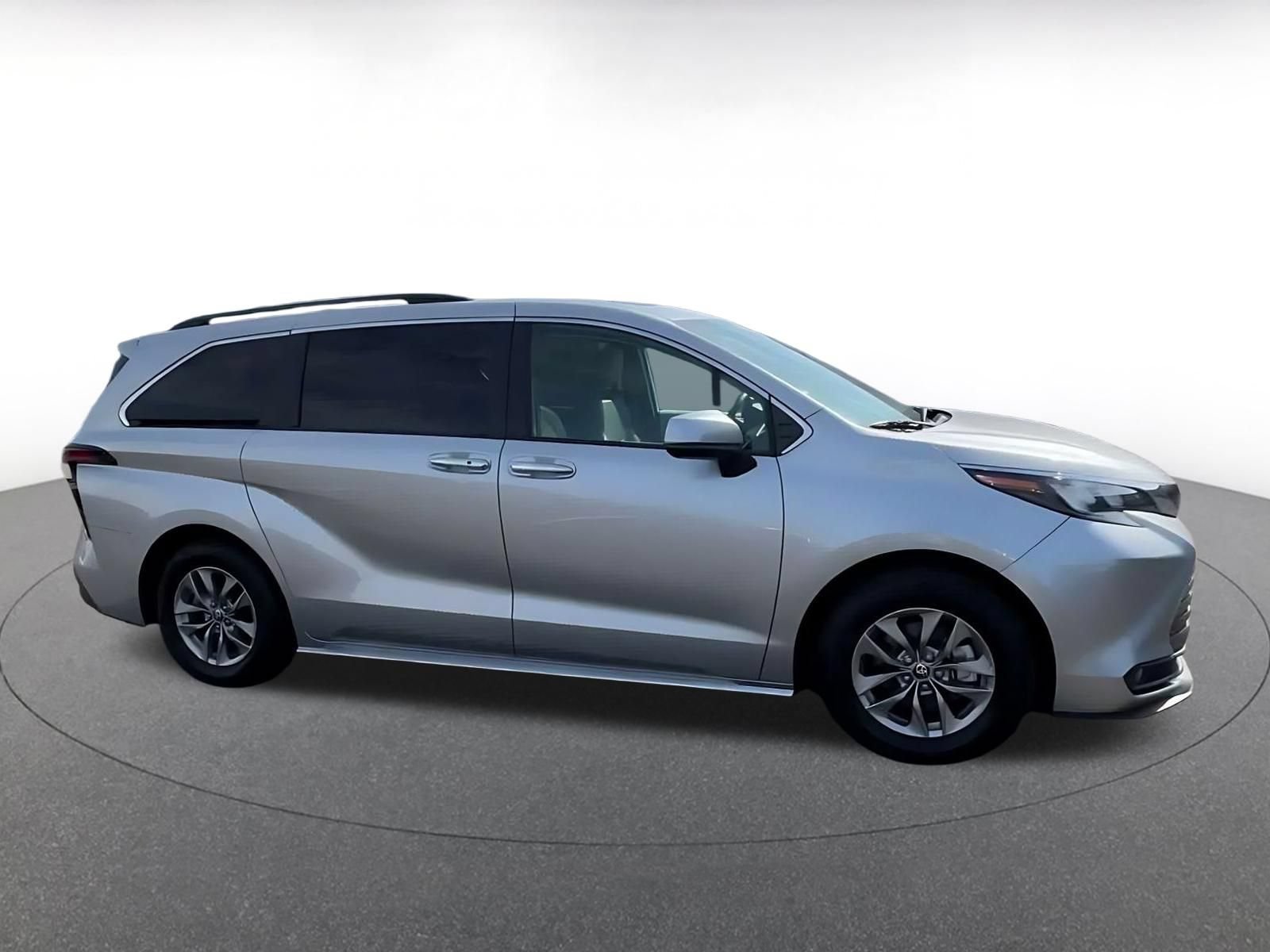 Used 2025 Toyota Sienna XLE FWD image 15