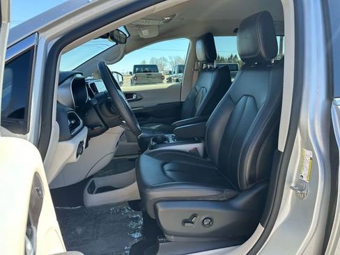 Used 2024 Chrysler Pacifica Touring-L FWD image 9