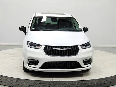 Used 2024 Chrysler Pacifica Limited image 2