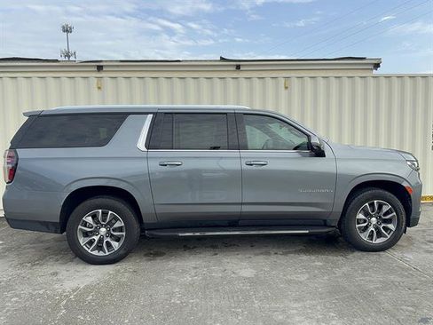 Used 2022 Chevrolet Suburban LT w/ Luxury Package AWD/4WD image 2