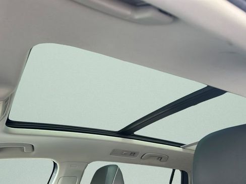 Certified 2023 Volkswagen Tiguan SE w/ Panoramic Sunroof Package FWD image 19