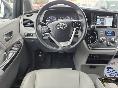 Used 2018 Toyota Sienna XLE Premium image 10