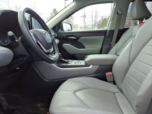 Used 2023 Toyota Highlander XLE image 6