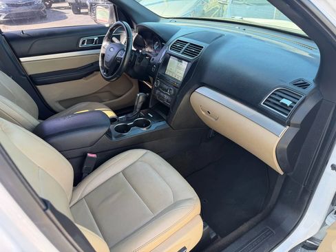 Used 2017 Ford Explorer XLT w/ Equipment Group 202A FWD image 9