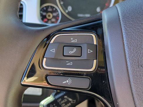 Used 2016 Volkswagen Touareg Sport image 18