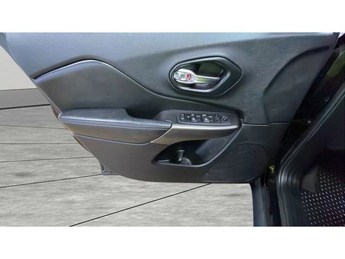 Used 2020 Jeep Cherokee Latitude w/ Cold Weather Group image 9