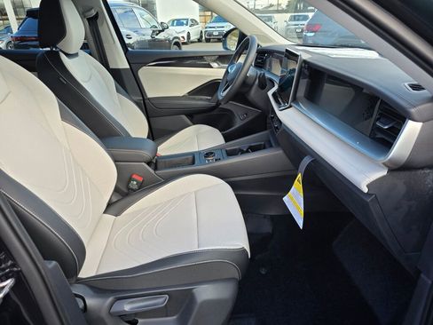 New 2025 Volkswagen Tiguan SE image 26