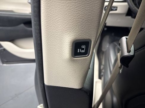 Used 2023 Chrysler Pacifica Touring-L FWD image 41