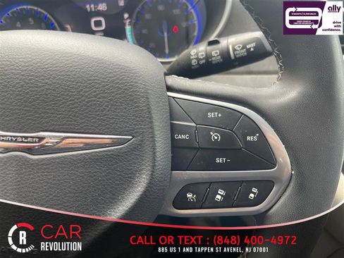 Used 2023 Chrysler Pacifica Touring-L FWD image 25