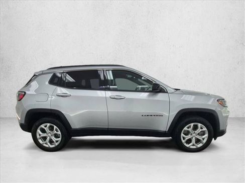 Used 2024 Jeep Compass Latitude AWD/4WD image 4