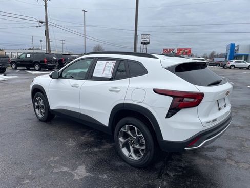 Used 2025 Chevrolet Trax LT w/ LT Convenience Package image 8