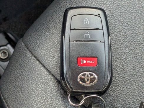 Used 2023 Toyota Corolla Cross XLE image 31