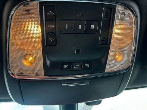 Used 2017 Jeep Grand Cherokee Limited image 17