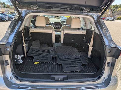 Used 2025 Toyota Highlander XLE AWD/4WD image 13