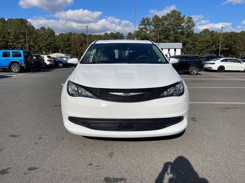 Used 2023 Chrysler Voyager LX image 3
