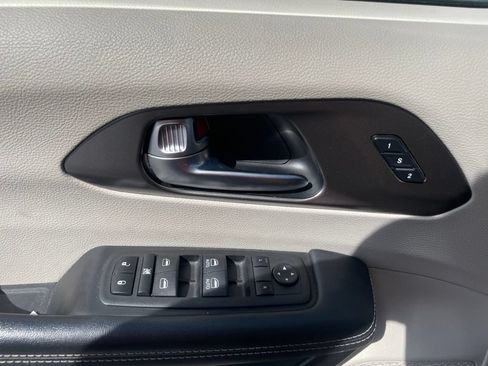 Used 2023 Chrysler Pacifica Touring-L FWD image 18