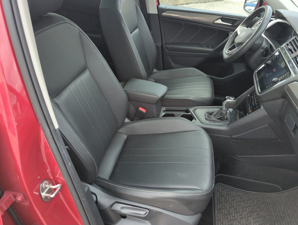 Used 2023 Volkswagen Tiguan SE w/ Panoramic Sunroof Package FWD image 36