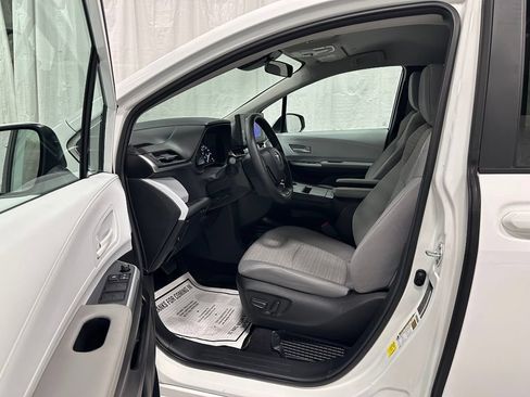 Used 2025 Toyota Sienna LE FWD image 10