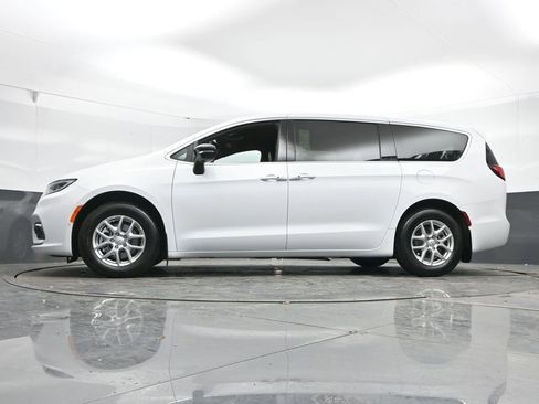 New 2026 Chrysler Pacifica Select FWD image 43