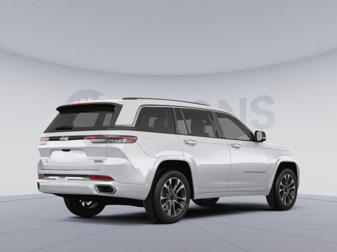 Used 2023 Jeep Grand Cherokee Summit AWD/4WD image 4