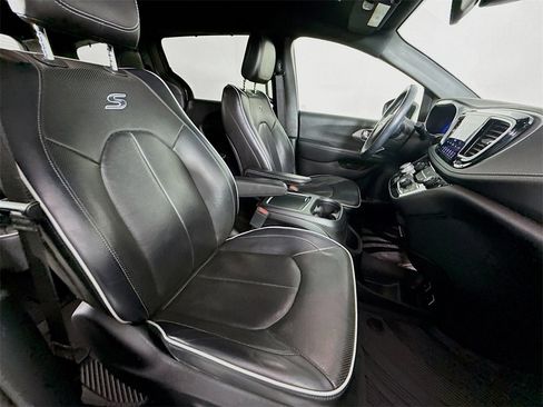 Used 2018 Chrysler Pacifica Limited image 24