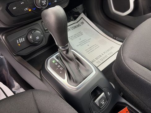 Used 2019 Jeep Renegade Latitude w/ Popular Equipment Group image 30