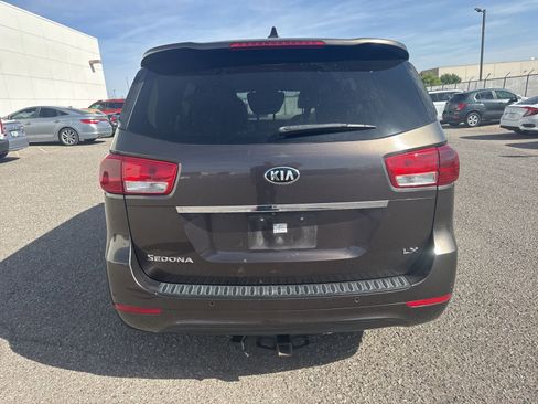 Used 2016 Kia Sedona LX w/ LX Convenience Package image 4