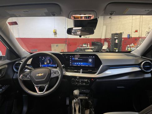 Used 2025 Chevrolet Trax LT w/ LT Convenience Package image 32