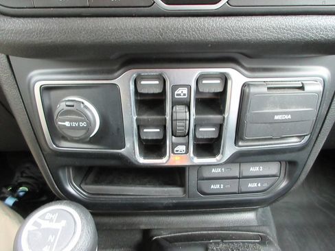 Used 2024 Jeep Gladiator Sport AWD/4WD image 28