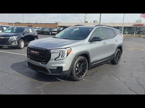 Used 2024 GMC Terrain SLE w/ Driver Convenience Package FWD image 4