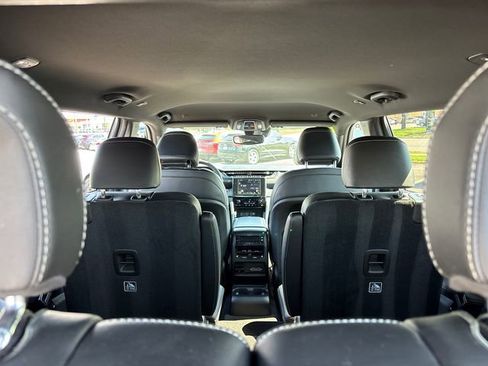 Used 2023 Jeep Grand Cherokee L Laredo image 32