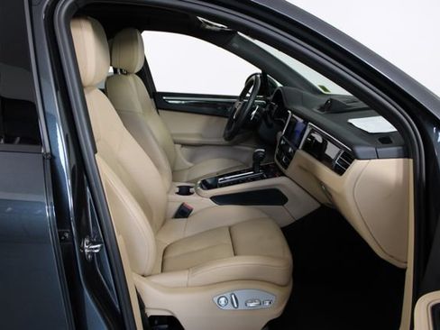 Certified 2024 Porsche Macan AWD/4WD image 27