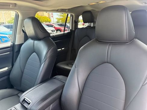 Used 2025 Toyota Highlander XLE FWD image 11