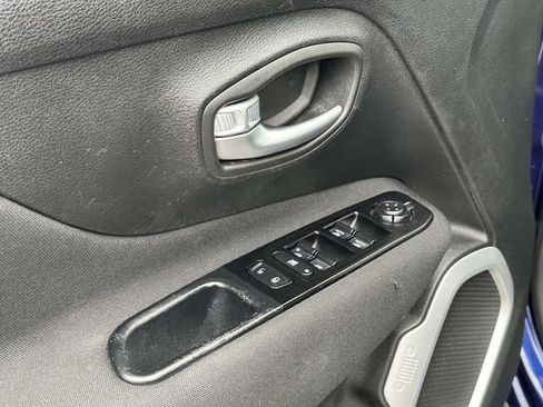 Used 2020 Jeep Renegade Latitude w/ Popular Equipment Group AWD/4WD image 17
